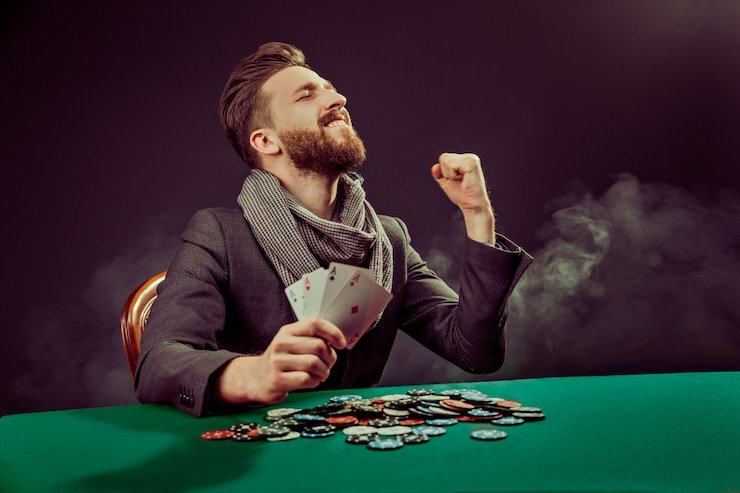 Antarmuka meja BandarQ di menara play dengan kartu, chip, dan dealer langsung